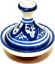 Mini tajine marocain decoratif en poterie de couleur blanc emaille avec motifs bleus peints