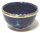 Petit bol en poterie marocain de couleur bleue emaille et cercle de metal argente